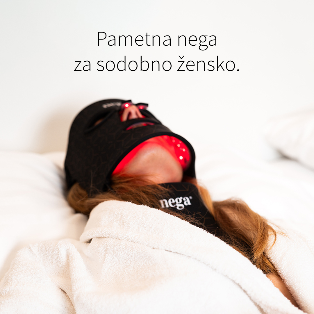 Ženska uporablja LuxGlow LED masko v postelji